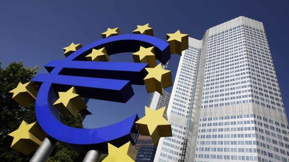 Símbolo del euro ante la sede del BCE. 