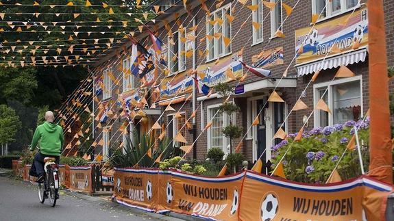 Un ciclista el pasado verano por las calles de Amsterdam. 