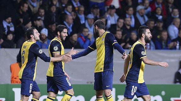 Koke celebra su gol con Raúl, el otro goleador, Mario y Arda
