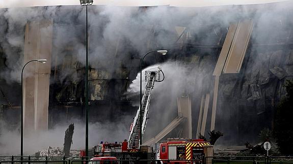 Vista de la fábrica arrasada por el fuego. 