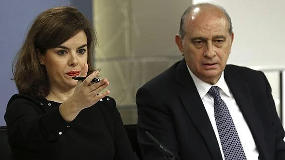 Soraya Sáenz de Santamaría, junto a Fernández Díaz.