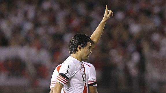 Leonardo Pisculichi celebra el gol. 