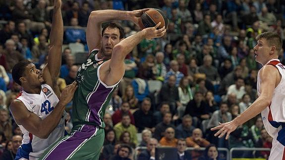 Golubovic (C) intenta no perder el balón. 