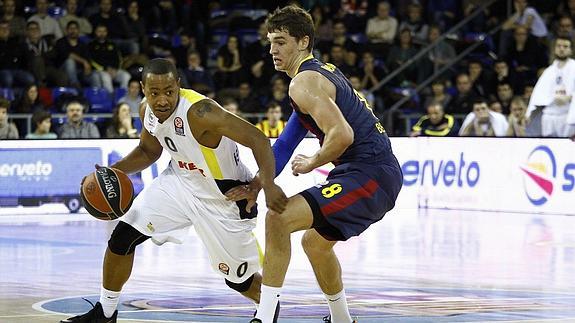 Hezonja (d) defiende a Goudelock. 