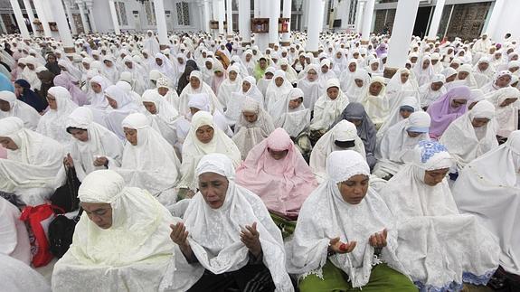 Cientos de personas asisten a una misa celebrada en Banda Aceh. 