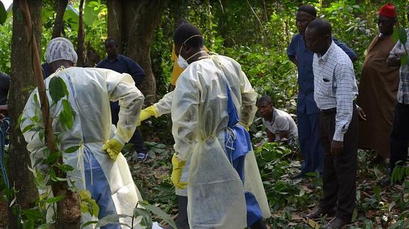 Enterramiento de una víctima del ébola en Monrovia.