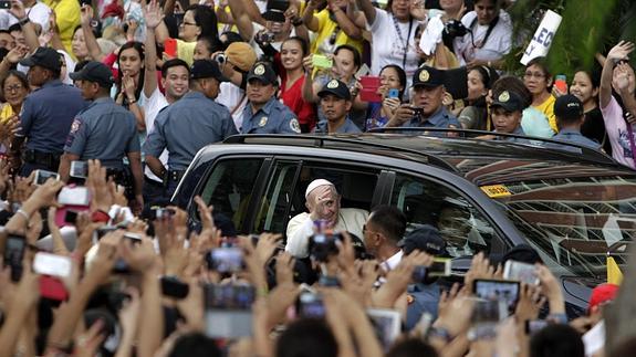 El papa Francisco, rodeado de fieles en Manila. 