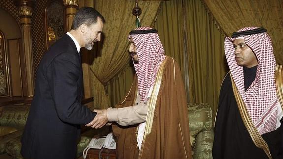 El rey Felipe VI traslada sus condolencias al nuevo rey saudí, Salman bin Abdulaziz (c). 