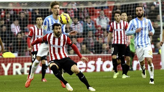 Mikel Balenziaga lucha por un balón. 