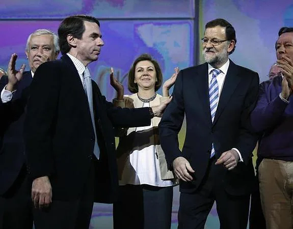 José María Aznar saluda a Mariano Rajoy. 