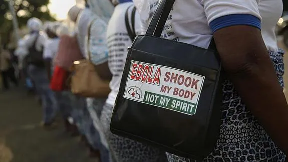 Colas en Monrovia para prevenir el ébola. 