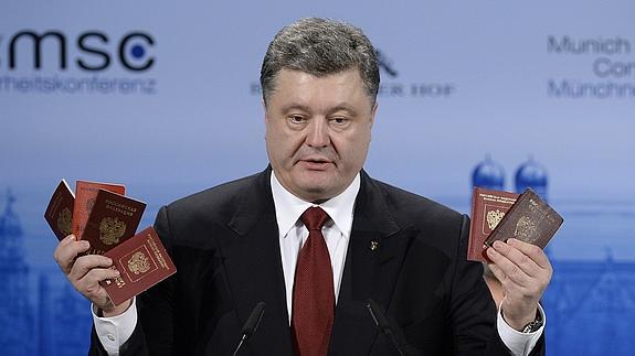 Petró Poroshenko muestra los pasaportes de soldados rusos. 
