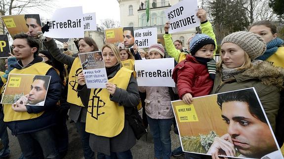 Concentración para pedir la libertad de un bloguero preso en Arabia Saudí. 