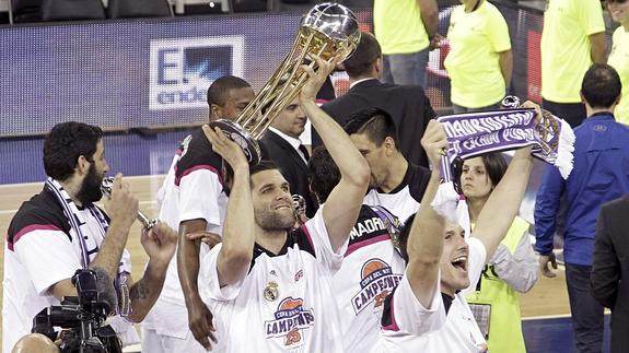 Felipe Reyes levanta el trofeo de campeón. 