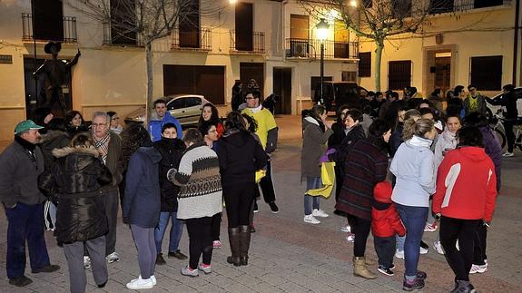 Vecinos de Ossa de Montiel en la plaza del ayuntamiento. 