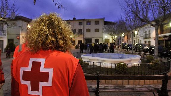 Un voluntario de Cruz Roja en la plaza del ayuntamiento de Ossa de Montiel. 
