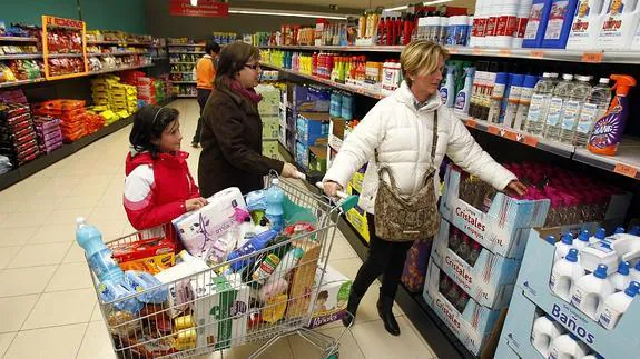 Una familia realiza la compra en un supermercado. 
