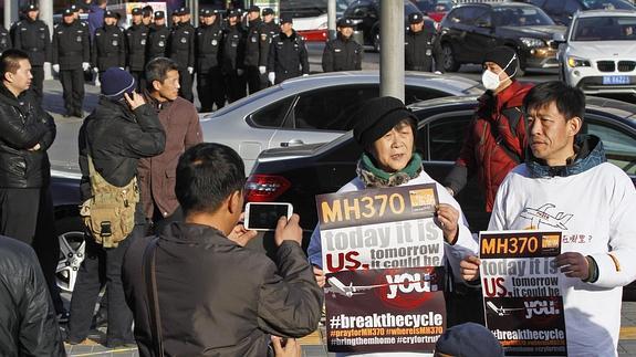 Familiares de los desaparecidos protestan frente a la embajada malasia en Beijing.