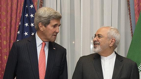 John Kerry y Mohamad Javad Zarif. 