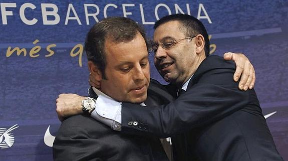 El presidente del FC Barcelona, Josep Maria Bartomeu (d), y su predecesor en este cargo, Sandro Rosell. 