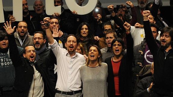 Sergio Pascuual (1i), Pablo Iglesias (2i) y Teresa Rodríguez, en un mitin de Podemos