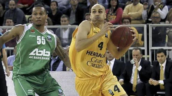 Albert Oliver (d) avanza con el balón junto al base del Unics Kazan Curtis Jerrells (i). 