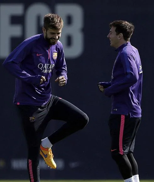Piqué y Messi, en un entrenamiento. 