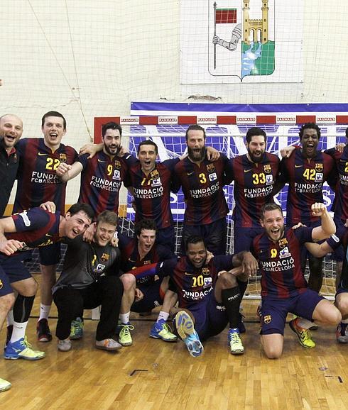 Los jugadores del FC Barcelona de balonmano celebran su victoria. 