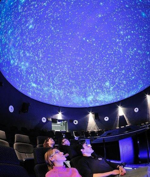 Qué es un Planetario Digital? Cúpula, Proyector y películas.