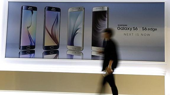 Un visitante pasa frente a un anuncio de los nuevos S6 la semana pasada en Seúl.