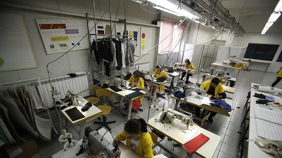 Jóvenes sin trabajo hacen un curso de formación en una fábrica textil.