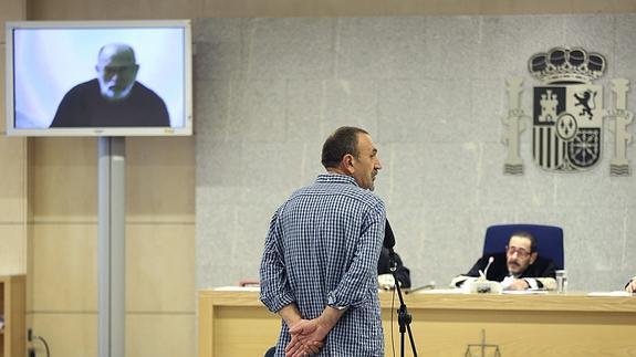 Los etarras Javier Ugarte Villar (de espaldas) y Jose Luis Erostegi Bidaguren (por videoconferencia), durante el juicio. 