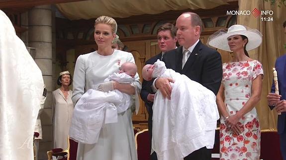 El príncipe Alberto y su esposa Charlene, durante el bautizo de sus hijos. 