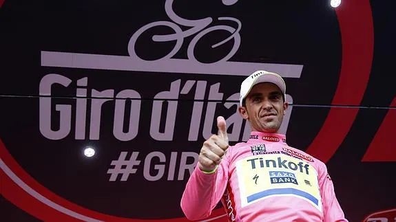 Contador, en el podio de la quinta etapa. 