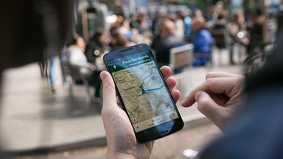 Un joven busca en Google Maps una dirección.