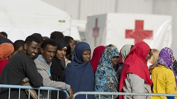 Inmigrantes desembarcados en el puerto italiano de Catania. 