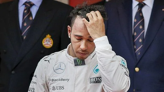 Hamilton se lamenta tras la carrera. 