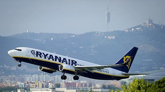 Un avión de Ryanair despega en Barcelona.