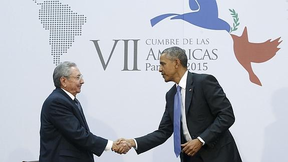 Saludo entre Raúl Castro y Barack Obama en la Cumbre de las Américas de Panamá.