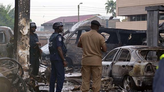 Vehículos calcinados tras el incendio de una gasolinera en Accra (Ghana).