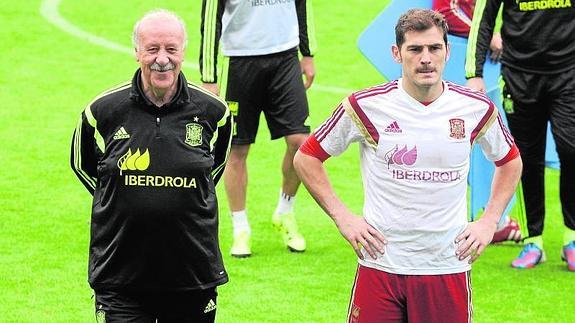 Del Bosque (i) y Casillas. 