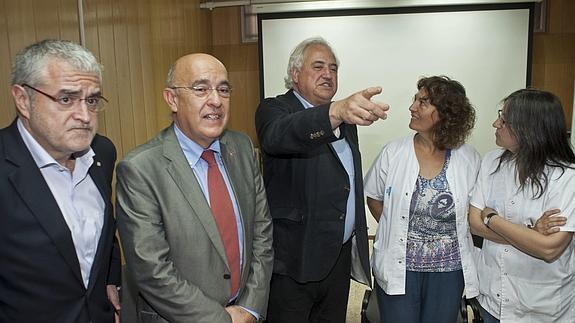 El conseller de Salud, Boi Ruiz, junto a los profesionales de la salud de Olot.