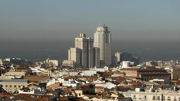 Vista de Madrid tomada desde la Plaza de Colón en la que se observa una capa de polución.