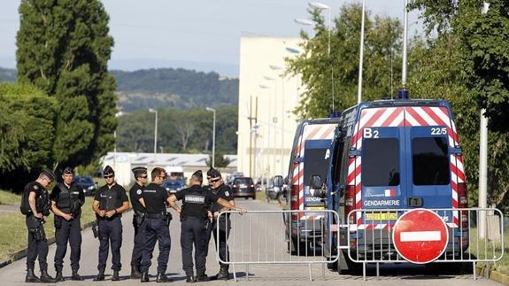 La Policía científica investiga en los alrededores de la fábrica en Isere en Saint-Quentin-Fallavier. 