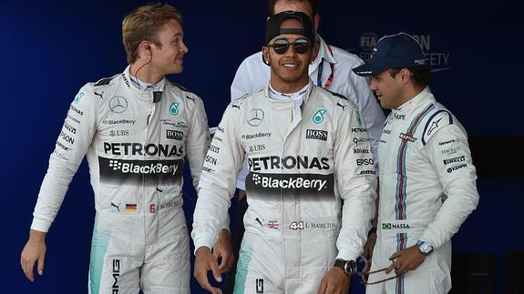 Hamilton encabeza la salida del equipo Mercedes. 