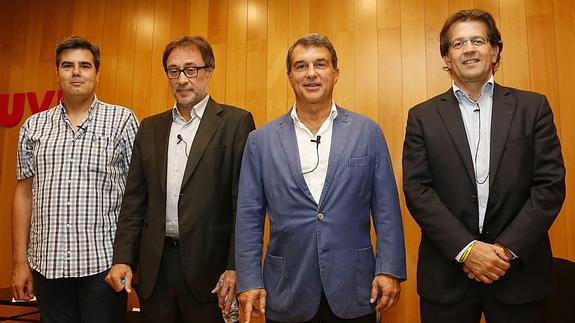 Cornet (i), Benedito (2i), Laporta (2d) y Toni Freixa posan. 