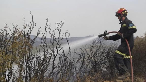 Un bombero trabajando en la extinción del incendio. 