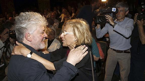 El cineasta Pedro Almodóvar junto a Manuela Carmena, alcaldesa de Madrid.
