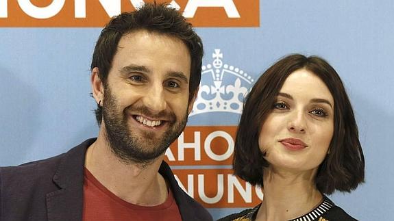 Los actores Dani Rovira y María Valverde posan en el photocall de 'Ahora o Nunca'.