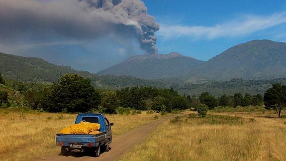 Erupción del volcán Raung 